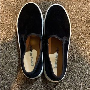 Black flat sneakers!